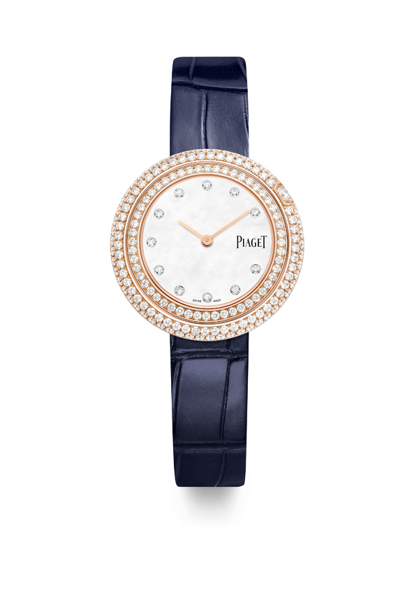 Piaget Possession 时来运转腕表（29mm）－18K 玫瑰金（G0A45082），外圈可转动
表壳镶饰162 颗明亮式切割美钻（约重1.55 克拉），包括1 颗半月式镶嵌美钻白色珍珠母贝表盘，镶饰11 颗钻石时标（约重0.07 克拉），搭载伯爵自制56P 石英机芯
功能：时、分显示，藏青色短吻鳄鱼皮可替换表带搭配18K 白金针扣式表扣。
﻿