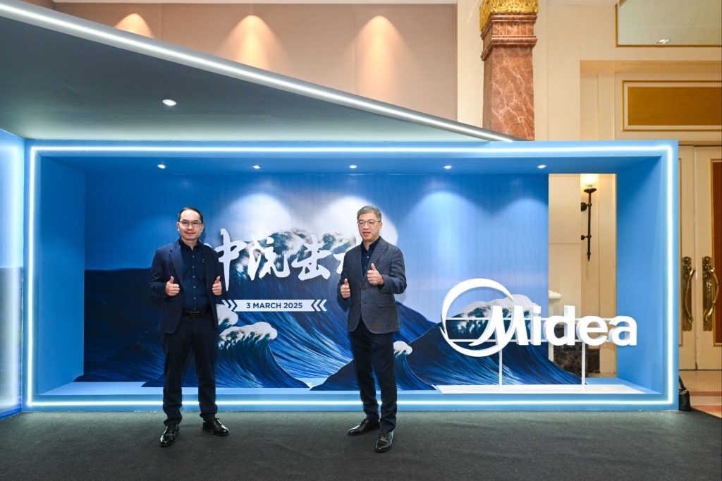 左起：Peter Jiang 江志海（Deputy General Manager of Midea Malaysia）＆ Mark Tam 谭达权（ Managing Director of Midea Malaysia）在2025年美的新产品推介礼上合影。