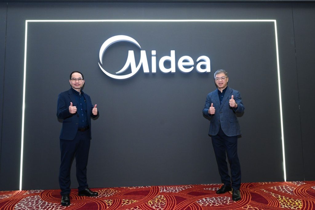 左起：Peter Jiang 江志海（Deputy General Manager of Midea Malaysia）＆ Mark Tam 谭达权（ Managing Director of Midea Malaysia）在2025年美的新产品推介礼上合影。