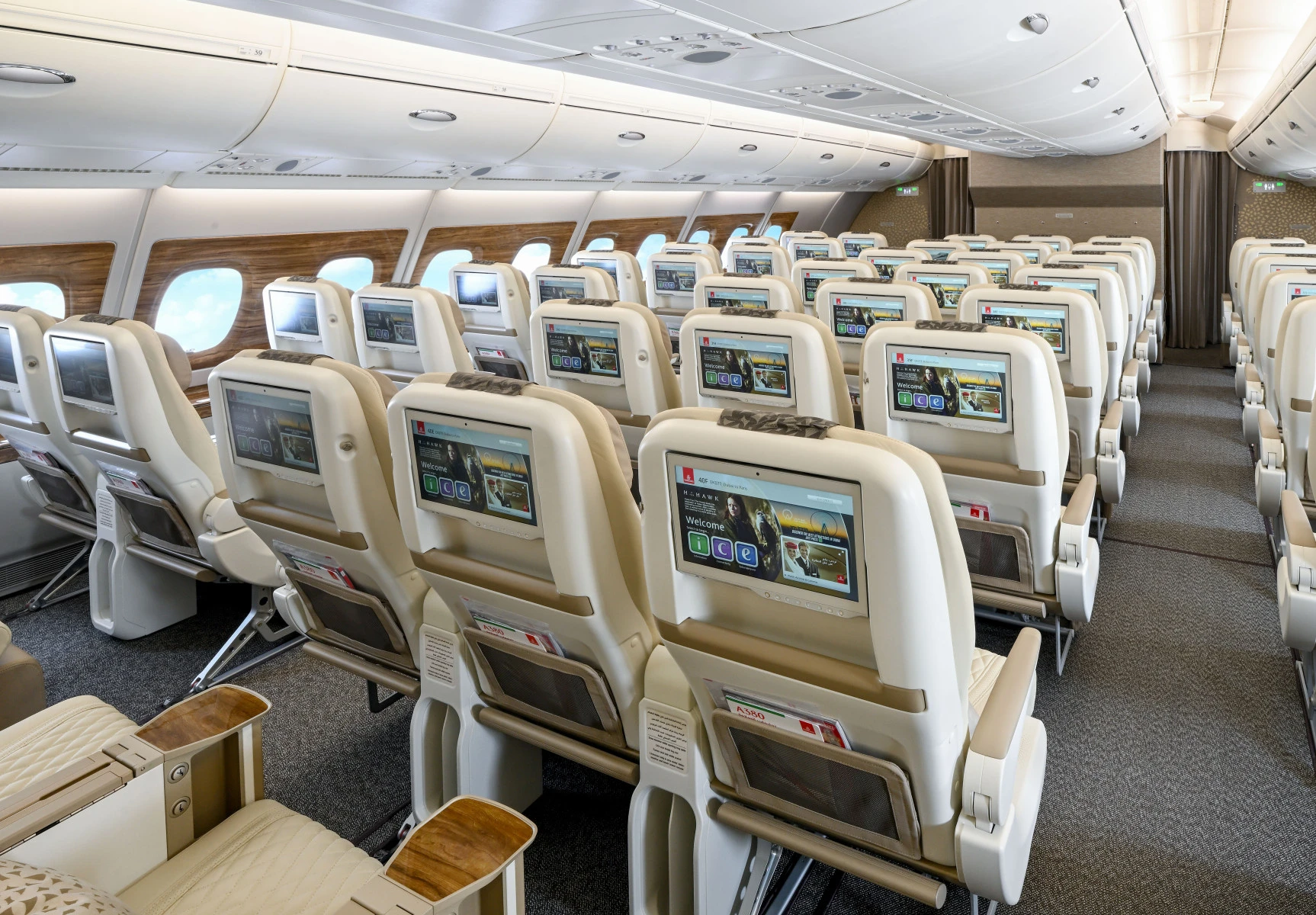 Emirates 阿联酋航空完成第100架飞机客舱翻新,全球最大航空客舱升级计划。