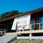 日向大岛度假村位于无人居住的大岛上，拥有七栋与周围自然环境和谐相融的别墅。