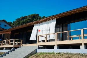 日向大岛度假村位于无人居住的大岛上，拥有七栋与周围自然环境和谐相融的别墅。