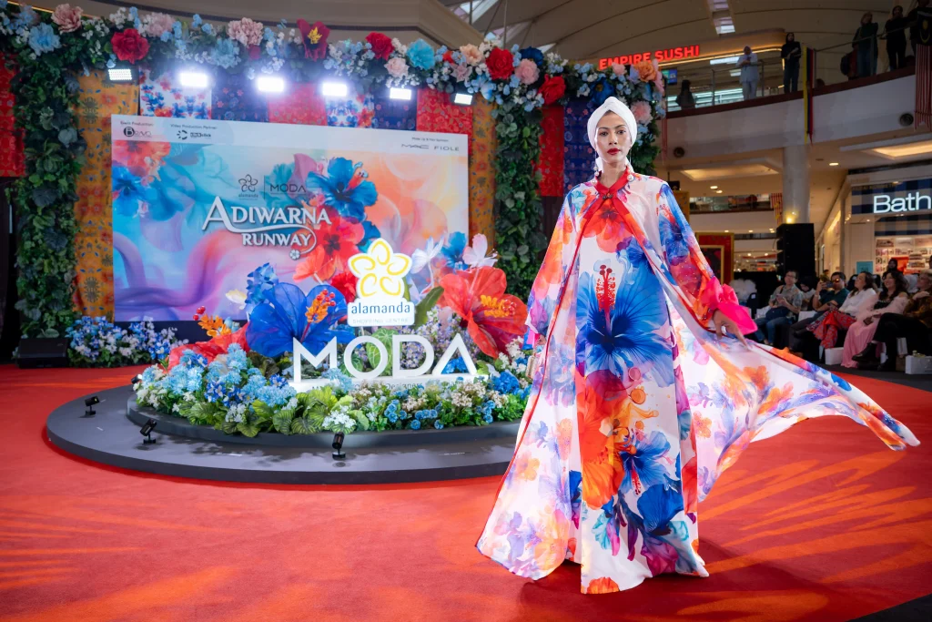 ADIWARNA RUNWAY ：22位马来西亚设计师以大红花演绎各自的时装语言